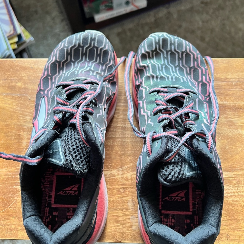 Black and Red Sneakers with Wavy Linear Pattern - Picture 5 of 5